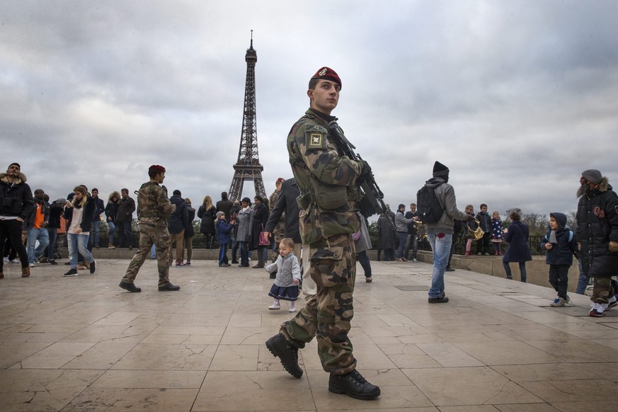 Französische Soldaten patrouillieren in der Nähe des Eiffelturms.