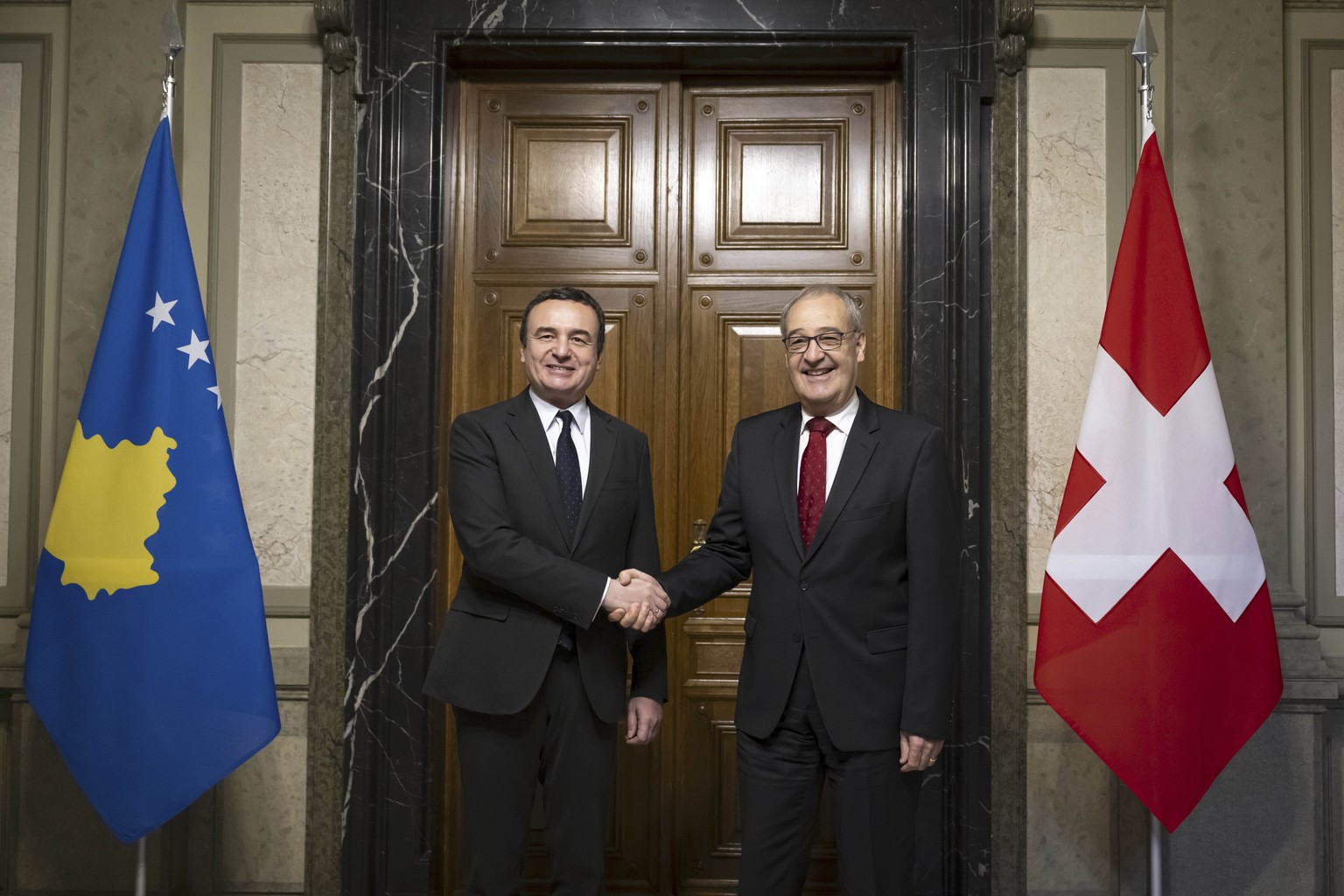 Nachrichten Linkding Swiss Federal Councillor Guy Parmelin, right, and Kosovo's Prime Minister Albin Kurti, left, shake hands on the occasion of Kurti's visit, in Bern, Switzerland, Friday, Nov. 1, 2024. (Anthon ...