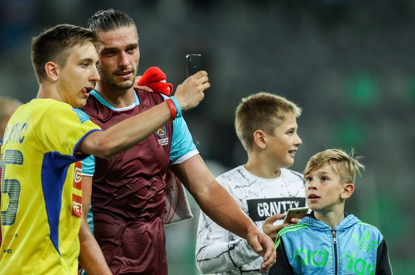 Football Soccer - NK Domzale v West Ham United - UEFA Europa League Third Qualifying Round First Leg - Stozice Stadium, Ljubljana, Slovenia - 28/7/16
West Ham&#039;s Andy Carroll poses for a selfie w ...