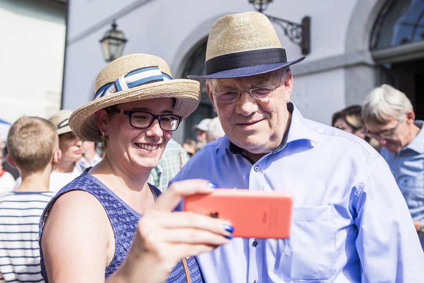 Eine Frau macht ein Selfie mit Bundesrat Johann Schneider-Ammann waehrend der traditionellen Bundesratsreise, am 06. Juli 2017, in Lenzburg. (KEYSTONE/Alexandra Wey)