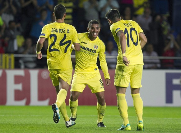 epa05541468 Villarreal players (L-R) Colombian Santos Borre, Mexican Jonathan Dos Santos and Brazilian Alexandre Pato celebrate their 2-1 goal against FC Zurich during the UEFA Europa LEAGUE group sta ...