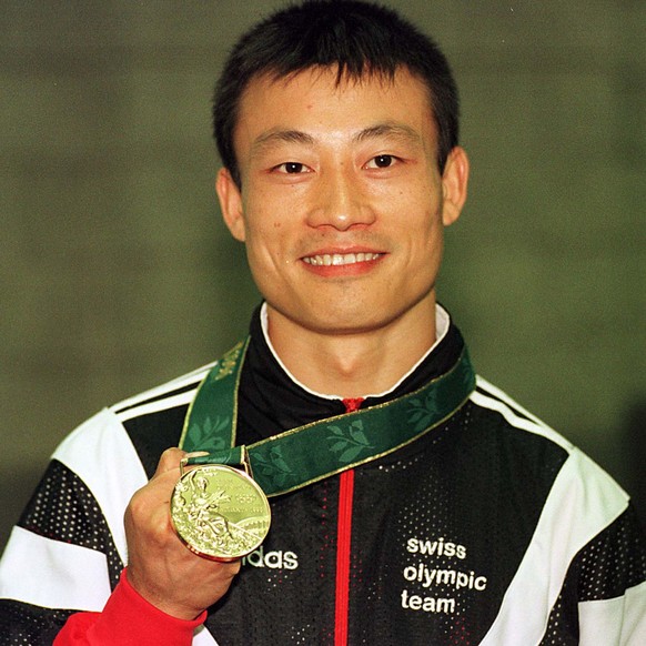 Donghua Li mit Goldmedaille. (KEYSTONE/Christoph Ruckstuhl)