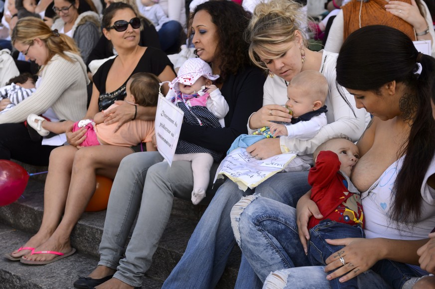 Frauen stillen&nbsp;in Lausanne ihre Babys.