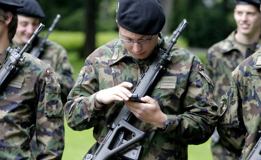 Ein Soldat der Schweizer Armee schaltet vor dem Empfang des Kambodschanischen Koenigs Bat Samdech Praeh Boromneath Norodom Sihamoni in Kehrsatz bei Bern sein Handy ab, am Dienstag, 29. Mai 2007 . (KEY ...