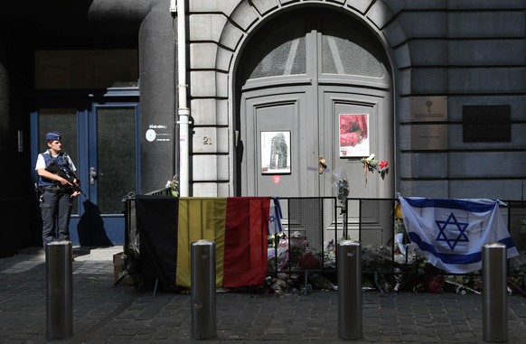 Polizeiwache vor dem Jüdischen Museum in Brüssel nach dem Anschlag vom 30. Mai 2014.