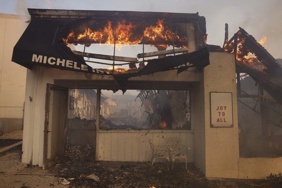 Nachrichten Linkding A business burns while the Palisades Fire sweeps through in the Pacific Palisades neighborhood of Los Angeles, Wednesday, Jan. 8, 2025. (AP Photo/Etienne Laurent)