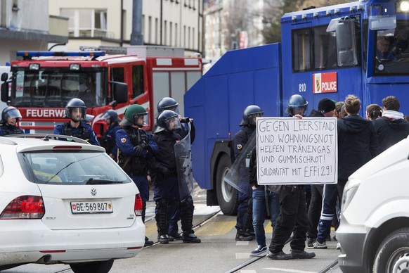 Die Hausbesetzerszene besetzt die Strassen rund um das geraeumte und von der Polizei mit schwerem Geraet bewachte Haus an der Effingerstrasse, am Mittwoch, 22. Februar 2017, in Bern. (KEYSTONE/Lukas L ...