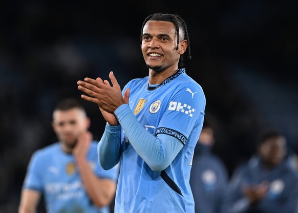 Nachrichten Linkding Leicester, England, 29th December 2024. Manuel Akanji of Manchester City all smiles as he applauds fans at full time following the Premier League match at the King Power Stadium, Leicester. Picture cr ...