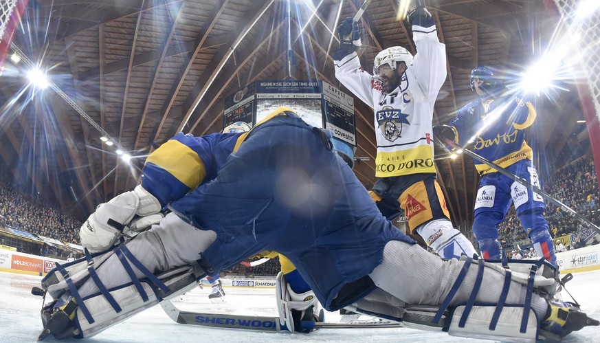 Josh Holden von Zug, Mitte, bejubelt das 0-2 gegen Goalie Gilles Senn von Davos, beim zweiten Playoff-Halbfinalspiel der National League A zwischen dem HC Davos und EV Zug, am Donnerstag, 23. Maerz 20 ...