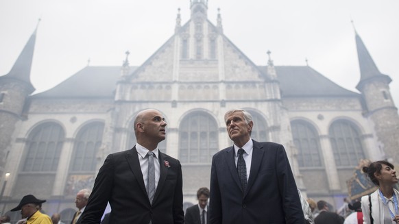 Bundesrat Alain Berset, links, spricht mit Gustave Marchand, Direktor des Bundesamtes fuer Bauten und Logistik, rechts, anlaesslich der offiziellen Eroeffnung des Neubaus Landesmuseum Zuerich, aufgeno ...