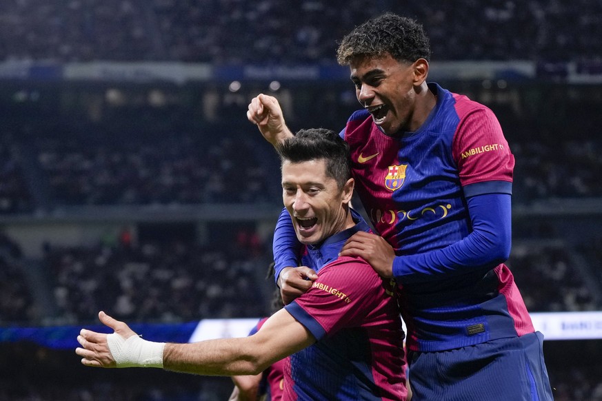 Nachrichten Linkding Barcelona's Robert Lewandowski celebrates after scoring his side's second goal with Lamine Yamal, right, during a Spanish La Liga soccer match between Real Madrid and Barcelona at the Santia ...