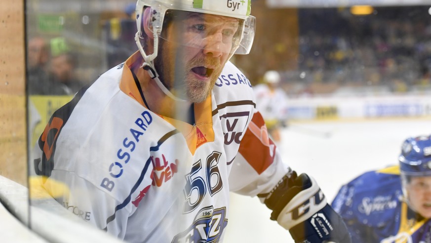 Timo Helbling von Zug, beim sechsten Playoff-Halbfinalspiel der National League A zwischen dem HC Davos und EV Zug, am Samstag, 1. April 2017, in der Vaillant Arena in Davos. (KEYSTONE/Gian Ehrenzelle ...