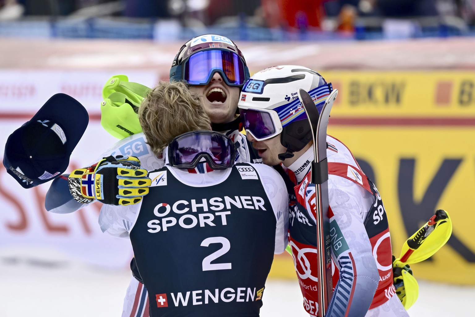Nachrichten Linkding Norway's Atle Lie McGrath, center, winner of an alpine ski, men's World Cup slalom, celebrates with second-placed Norway's Timon Haugan, left, and third-placed Norway's Henrik Kris ...