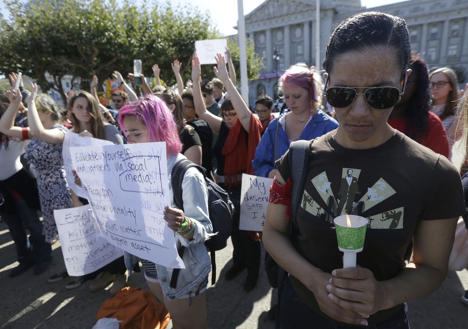 Demonstranten rufen auf, in den sozialen Medien auf die Erschiessung hinzuweisen.