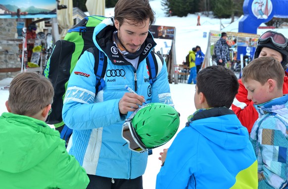 Felix Neureuther wird umlagert von jungen Fans.