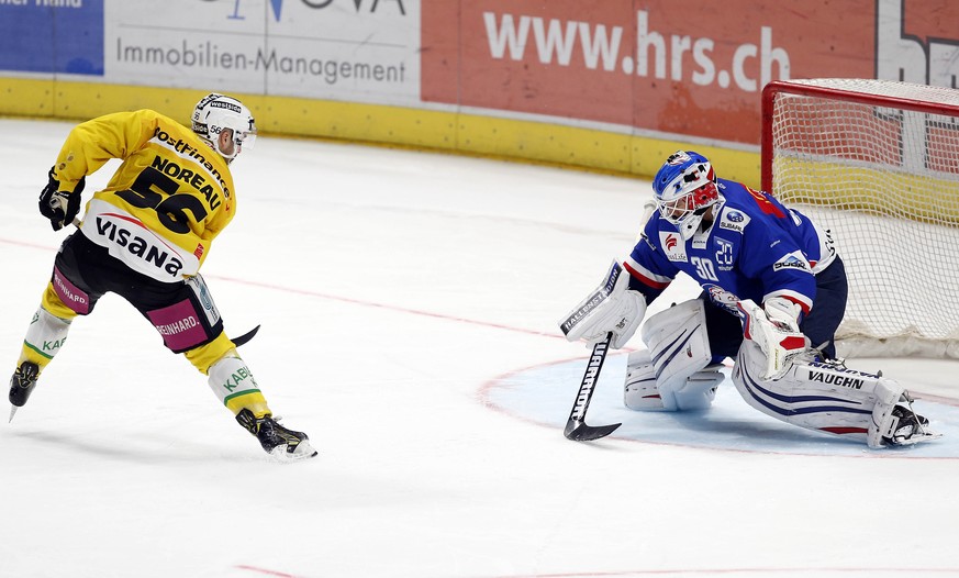 SC Bern Verteidiger Maxim Noreau, links, versenkt den entscheidenden Penalty gegen ZSC Lions Torhueter Lukas Flueeler waehrend dem Eishockey-Meisterschaftsspiel der National League A zwischen den ZSC  ...