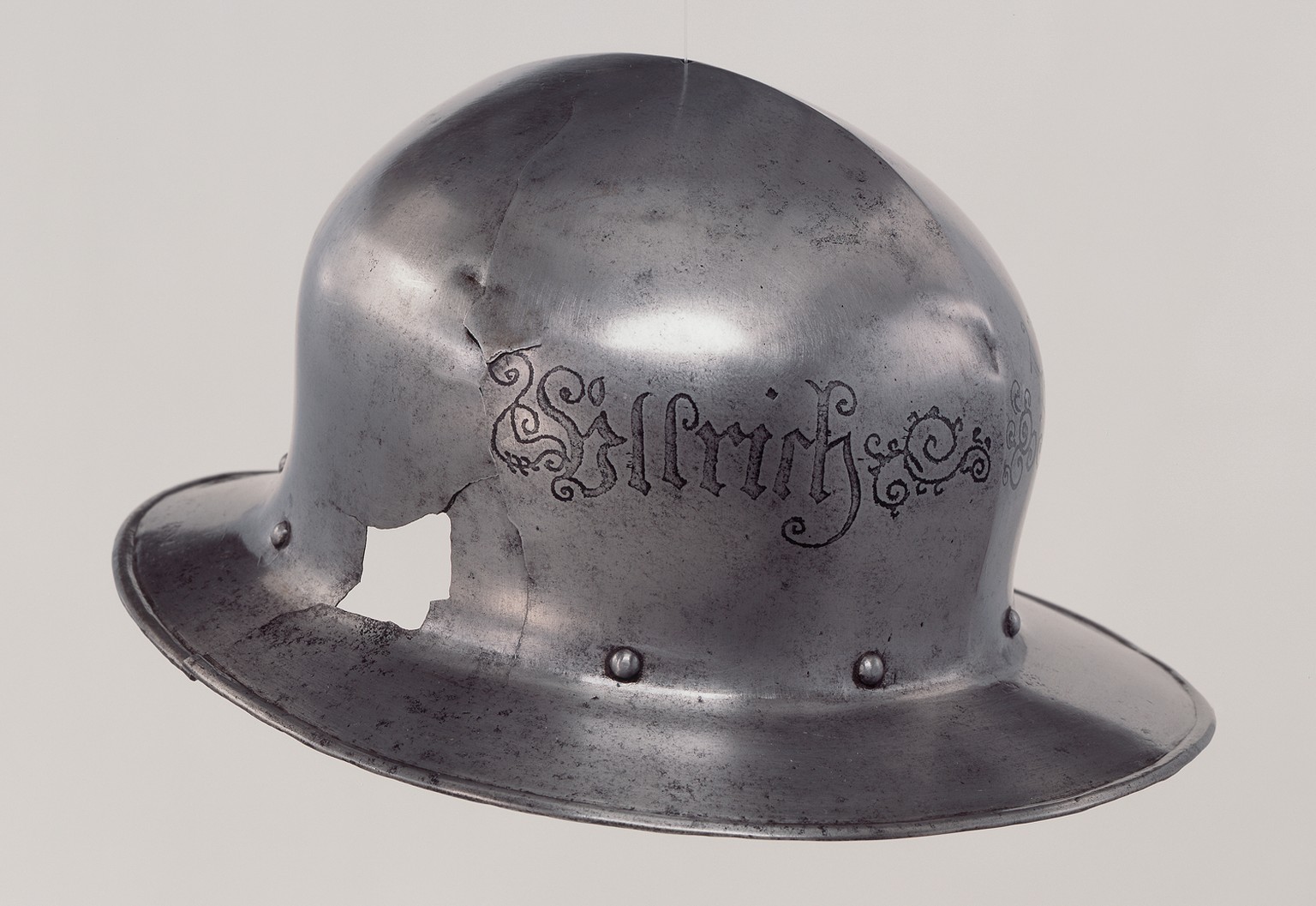 Der angebliche Eisenhut von Ulrich Zwingli. Auf der Seite ist Zwinglis Name eingraviert. Die Gravur ist deutlich jünger als der Helm. Woher das Loch stammt, ist gänzlich unbekannt. Es könnte durchaus  ...