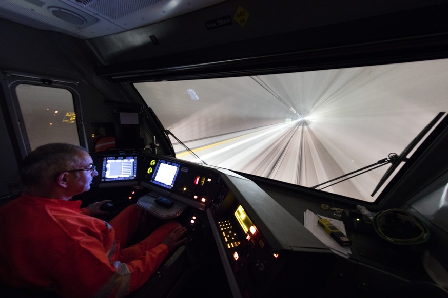 HUNDERT TAGE VOR IN BETRIEBNAHME DES GOTTHARD-BASISTUNNELS STELLEN WIR IHNEN HEUTE, MITTWOCH, 31. AUGUST 2016, FOLGENDES BILDMATERIAL ZUR VERFUEGUNG --- Test ride of the Swiss Federal Railways through ...