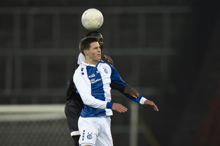 Nachrichten Linkding Tim Meyer (GC) (vorne) kaempft um den Ball mit Ousmane Doumbia (LUG) (dahinter) im Fussball Meisterschaftsspiel der Swiss Super League zwischen GC Zuerich und dem FC Lugano am Donnerstag, 31. Oktober  ...