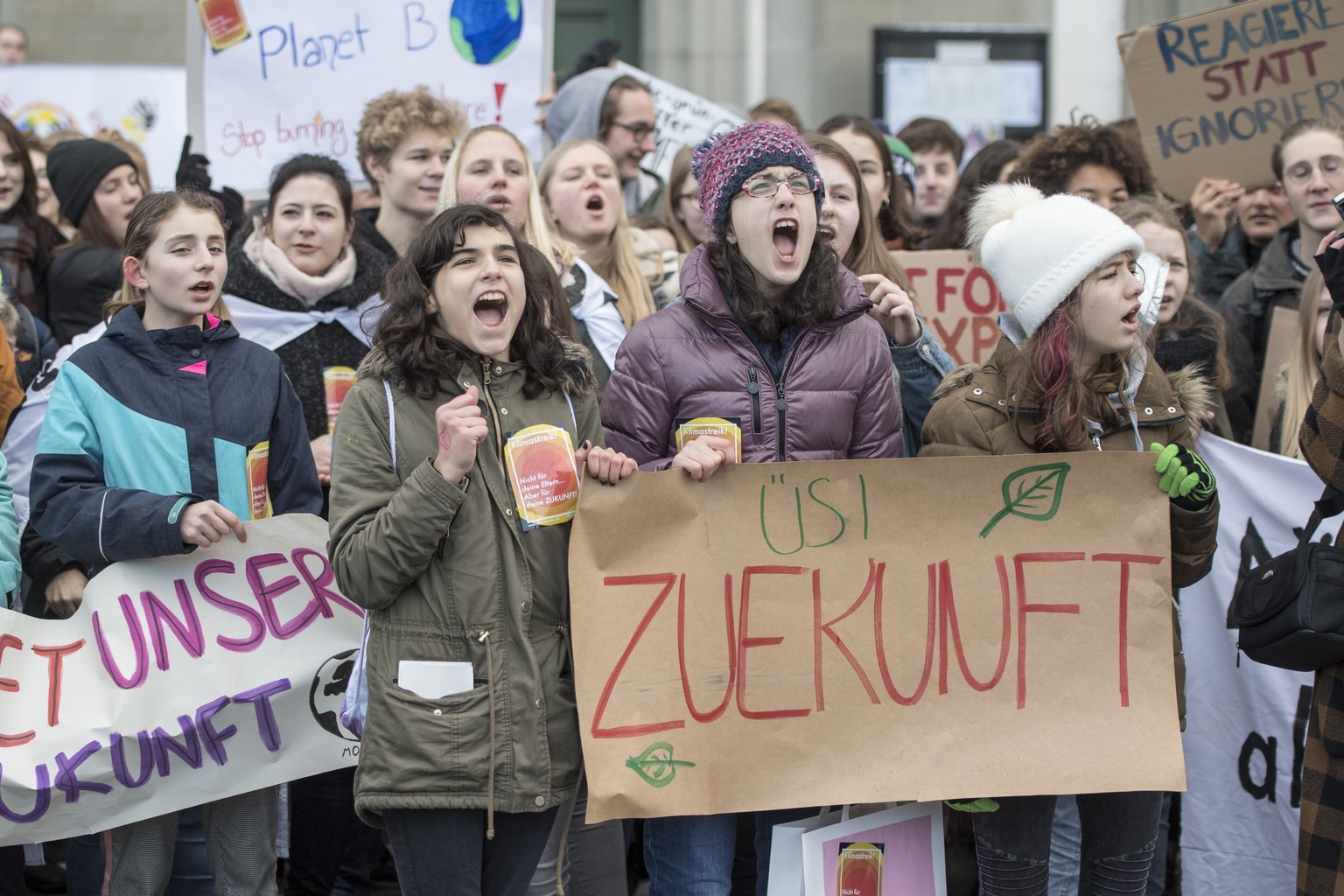 Mehrere hundert Schuelerinnen und Schueler demonstrierten am schweizweiten Klimastreik gegen die Klimapolitik und fuer einen sicheren Klimaschutz am Freitag, 18. Janaur 2019 in Luzern. (KEYSTONE/Urs F ...