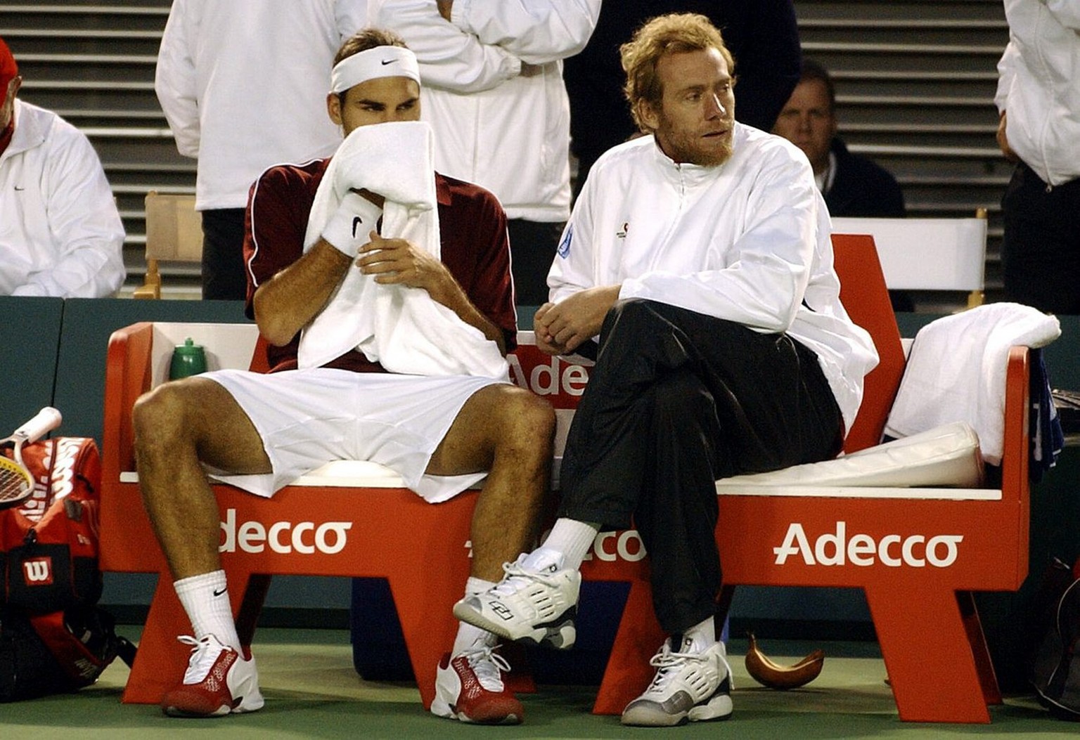 Roger Federer und Marc Rosset während der Partie gegen Lleyton Hewitt.&nbsp;