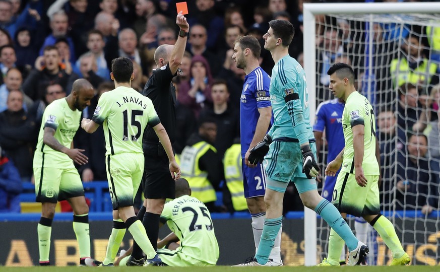 Chelseas Torhüter Thibaut Courtois sieht für ein Foul im Strafraum die Rote Karte, Penalty gibt es natürlich auch.