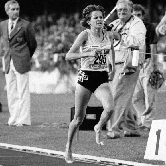 Zola Budd, links barfuss, aus Grossbritannien beim 1500-Meter Lauf am Internationalen Leichtathletik-Meeting im Letzigrund-Stadion in Zuerich am 21. August 1985. Budd, die eigentlich aus Suedafrika st ...