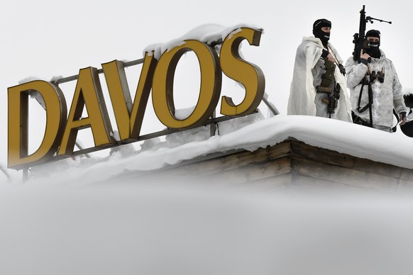 3000 Soldaten bewachen während der kommenden Tage Davos — Mitglieder einer Spezialeinheit auf dem Dach eines Hotels.