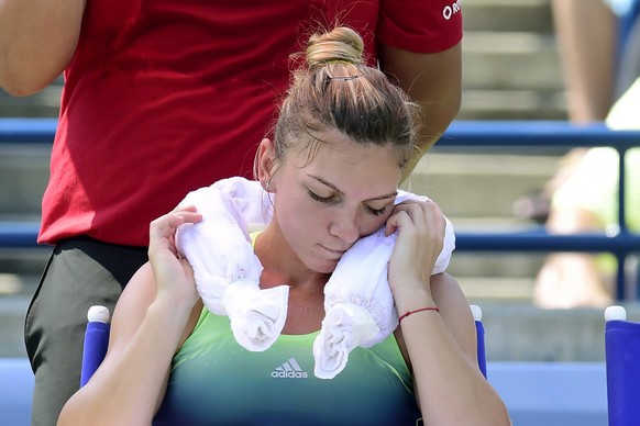 Simona Halep kann es nicht fassen: Der erste Satz geht an Belinda Bencic.