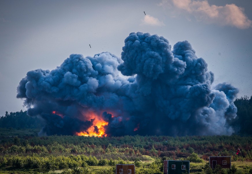 Russische Raketen explodieren an einer Demonstration am internationalen Militärtechnik-Forum im «Patrioten-Park» in Kubinka. Der Global Peace Index berechnet die Kosten für Kriege, Konflikte und inter ...