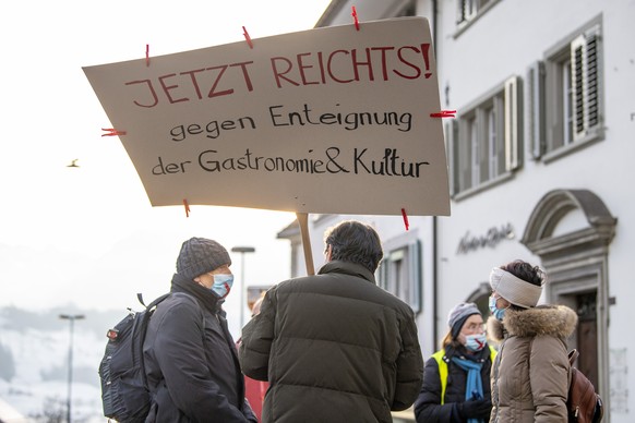 Demonstranten anlaesslich einer Kundgebung des Aktionsbuendnis Urkantone fuer eine vernuenftige Corona-Politik auf dem Hauptplatz in Schwyz vom Samstag, 9. Januar 2021. (KEYSTONE/Urs Flueeler)