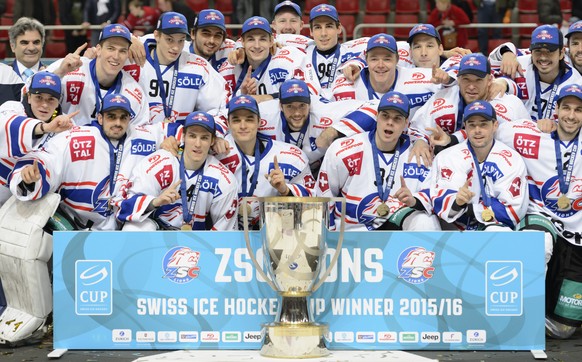 Les joueurs zuerichois de ZSC Lions celebrent leur victoire avec la coupe de Suisse a la fin de la finale de Coupe Suisse, Swiss Ice Hockey Cup, de hockey sur glace entre Lausanne HC, LHC, et ZSC Lion ...