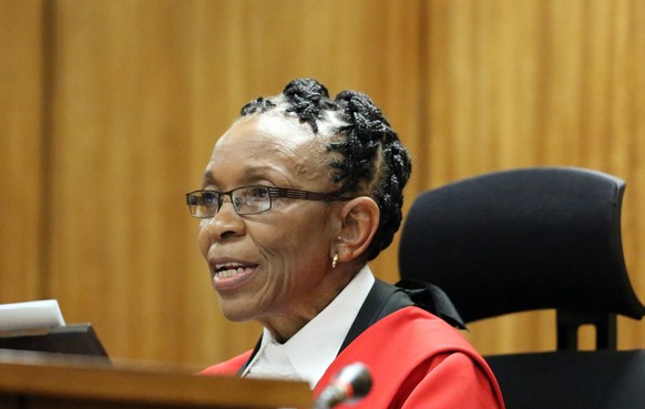 Richterin Thokozile Masipabei der Verkündung des Strafmasses.