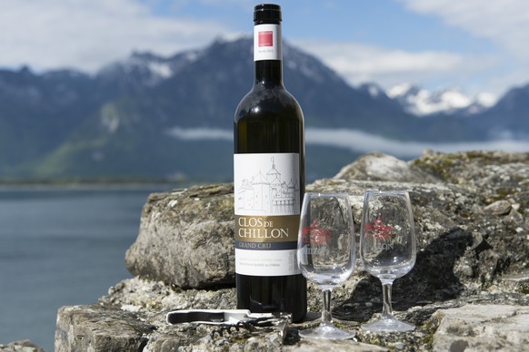 La bouteille de chasselas du Clos de Chillon immergee dans le lac Leman, photographiee au bord du lac au Chateau de Chillon a Veytaux, pres de Montreux, ce samedi 13 mai 2017. Cette experience unique  ...