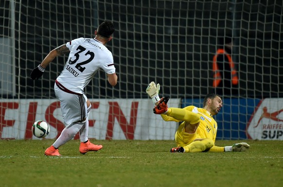 Sadiku bezwingt Torhüter Valentini zum 2:0.