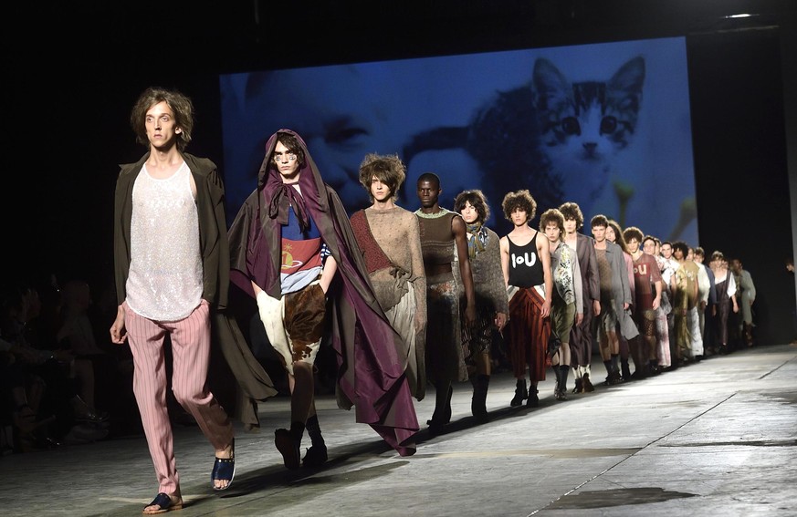 Mode von&nbsp;Vivienne Westwood aus dem Laufsteg in Mailand.