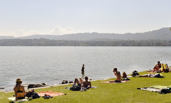 Sonnenbaden wie im Juli ... Menschen geniessen den herrlichen &quot;Altweibersommer&quot; am Zuerichsee bei Zuerich am Dienstag, 16. September 2014. (KEYSTONE/Walter Bieri)