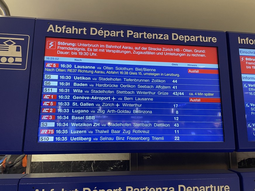 Nachrichten Linkding Die Anzeigetafel in Zürich zeigt die vielen Ausfälle an.