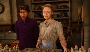 Revolori als Lobby-Boy,&nbsp;Saoirse Ronan mimt seinen Schwarm Agatha.