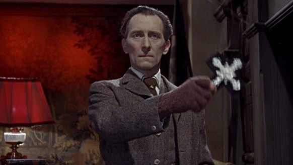 http://nerdist.com/icons-of-horror-peter-cushings-7-best-movies/ peter cushing vampirfilme hororfilm vampirjäger