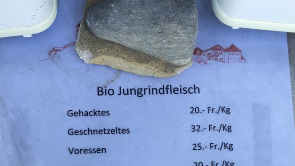 In Lohn vermarkten die Bauern ihre Produkte selbst und verkaufen sie ab Hof: Preisliste eines Selbstbedienungsladens.