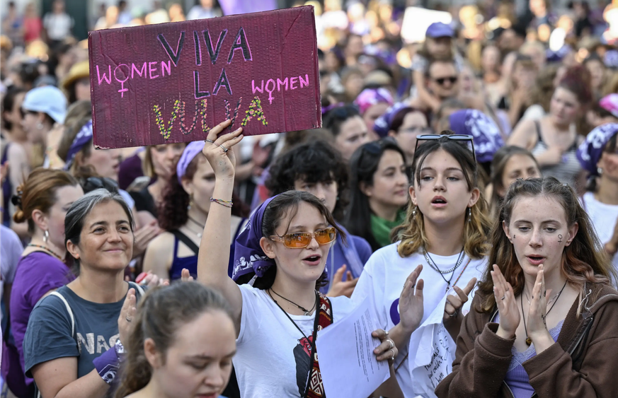 «Viva la vulva»: Rund 5000 Frauen versammelten sich auf dem Bundesplatz, um für Gleichberechtigung von Frauen und queeren Menschen zu demonstrieren.