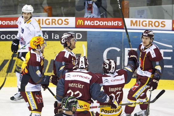 Geneve-Servette&#039;s center Jim Slater, of U.S.A., 3rd left, celebrates his goal with teammates defender Romain Loeffel, 2nd left, defender Jonathan Mercier, 3rd right, forward Auguste Impose, 2nd r ...