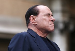 Berlusconi muss auf die Zähne beissen und die Regeln für den Sozialdienst unterschreiben.&nbsp;