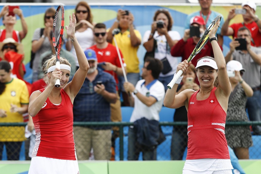 epa05474169 Martina Hingis (R) and Timea Bacsinszky of Switzerland celebrate after winning the women&#039;s quarter final doubles match against Hao-Ching Chan and Yung-Jan Chan of Chinese Taipei at th ...