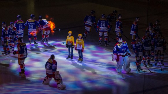 Zwei Kinder warten auf die Top Scorer Spieler waehrend die Spieler des EHC Kloten auflaufen zum Eishockey-Meisterschaftsspiel der National League A zwischen dem EHC Kloten und dem EHC Biel am Samstag, ...