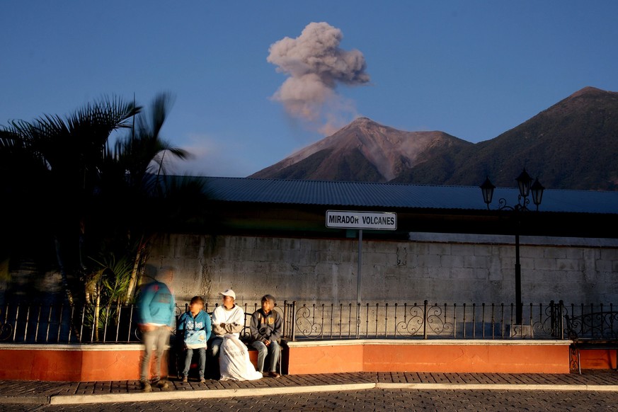 epa05698405 Volcano Fuego (L) and Volcano Acatenango (R) seen from Alotenango municipality, in the Sacatepequez Department, Guatemala, 04 January 2017. Volcan Fuego in Guatemala is recording according ...
