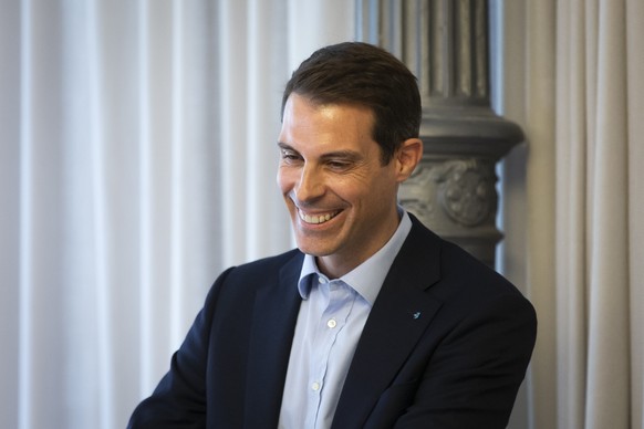 Staenderat Thierry Burkart gibt waehrend einer Medienkonferenz die Kandidatur fuer das Praesidium der FDP Schweiz bekannt, am Montag, 16. August 2021 in Bern. (KEYSTONE/Peter Klaunzer)