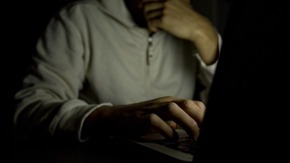 Anonymer Mann sitzt vor dem Computer