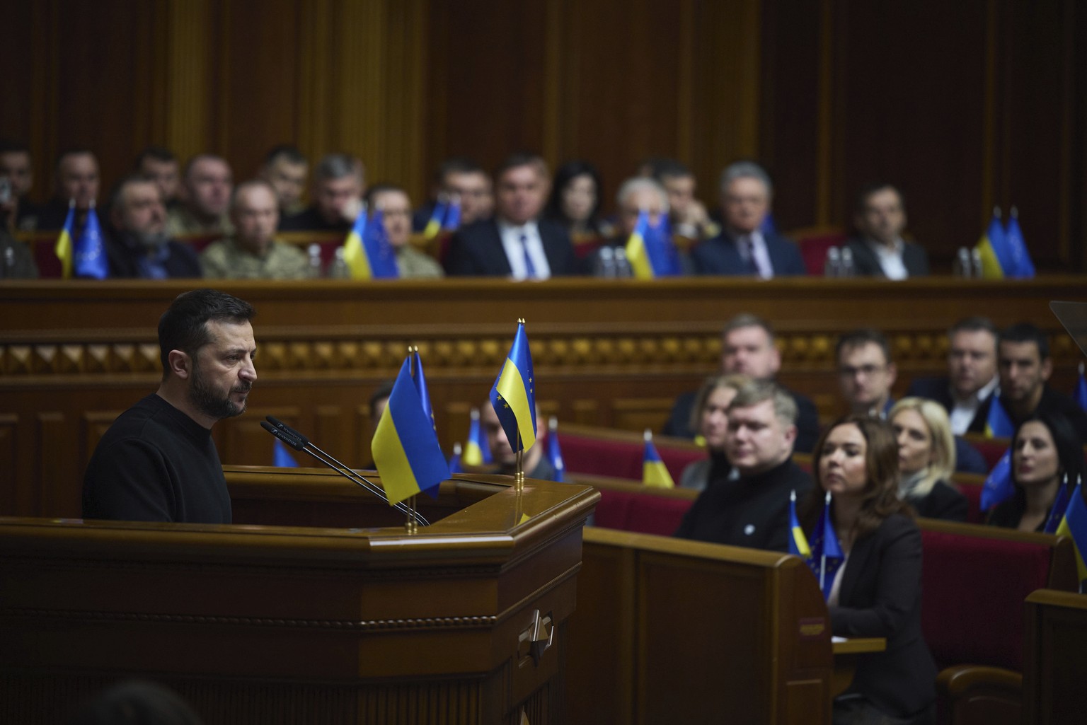 Nachrichten Linkding In this photo provided by the Press Service Of The President Of Ukraine on Nov. 19, 2024, Ukraine's President Volodymyr Zelenskyy speaks to parliamentarians at Verkhovna Rada in Kyiv, Ukraine. (P ...